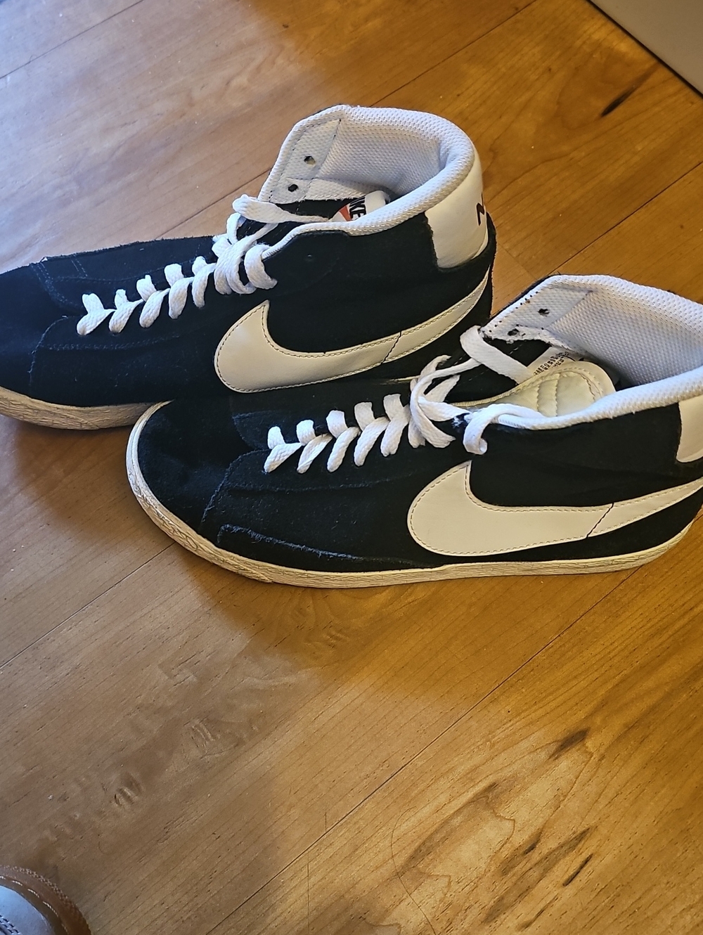 Black and White High-Top Nike Sneakers with Yellow Laces 6.5Y Very good conditi